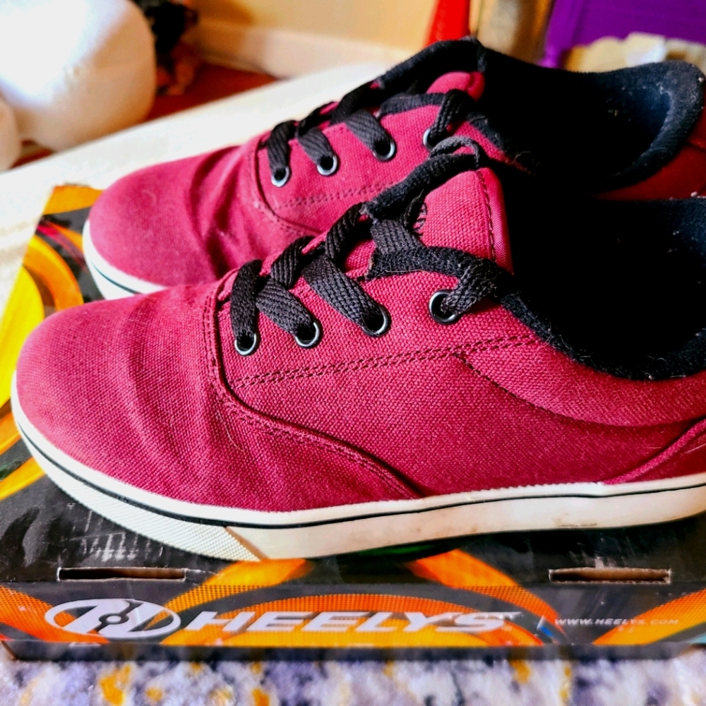 Heelys Youth Launch in Box!  Excellent condition!